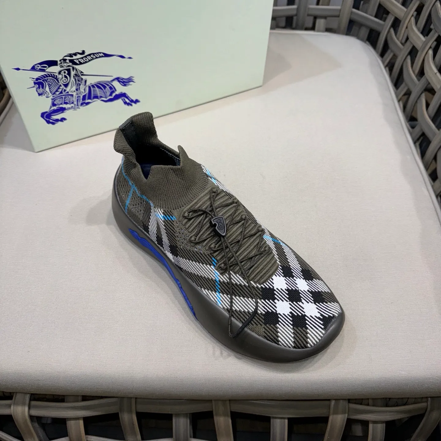 Men's shoes 💰480 [New style] 🐝🐝BURBERRY/Burberry plaid knitted Neptune sneakers｜With breathable sock-style upper｜Embellished with knitted Burberry plaid｜Leather lining Incorporated into a plaid lace design｜Equipped with B-shaped shield buckle｜The sole is decorated with a large wrapped equestrian knight logo (EKD)｜Round toe #drawstring closure#The sole is decorated with the equestrian knight logo (EKD)｜At least 50% of the main materials of the boutique are from renewable sources Size: 39-44 (45 custom-made)